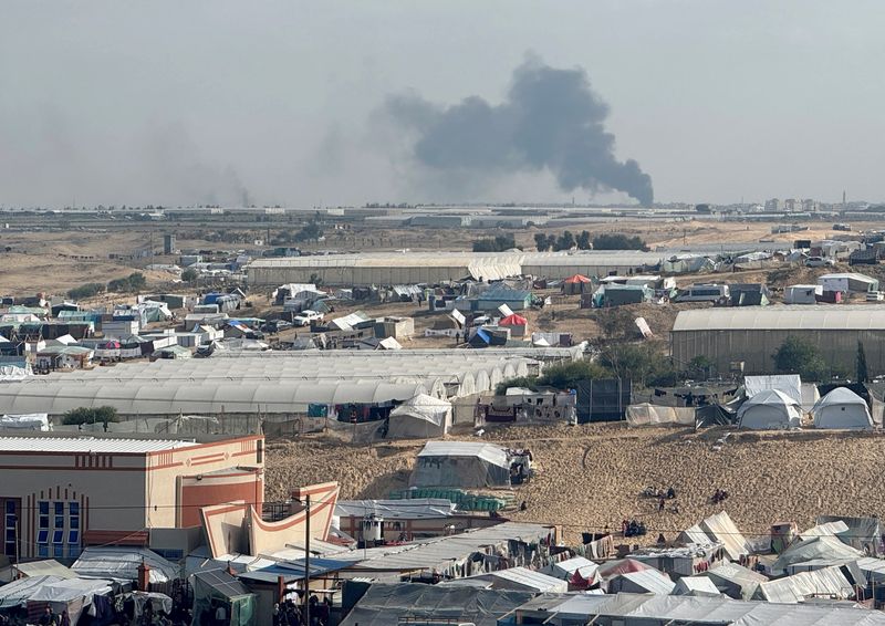 © Reuters. دخان يتصاعد خلال عملية برية إسرائيلية في خان يونس يمكن رؤيته من مخيم خيام في رفح جنوب قطاع غزة يوم الخميس. تصوير: بسام مسعود - رويترز