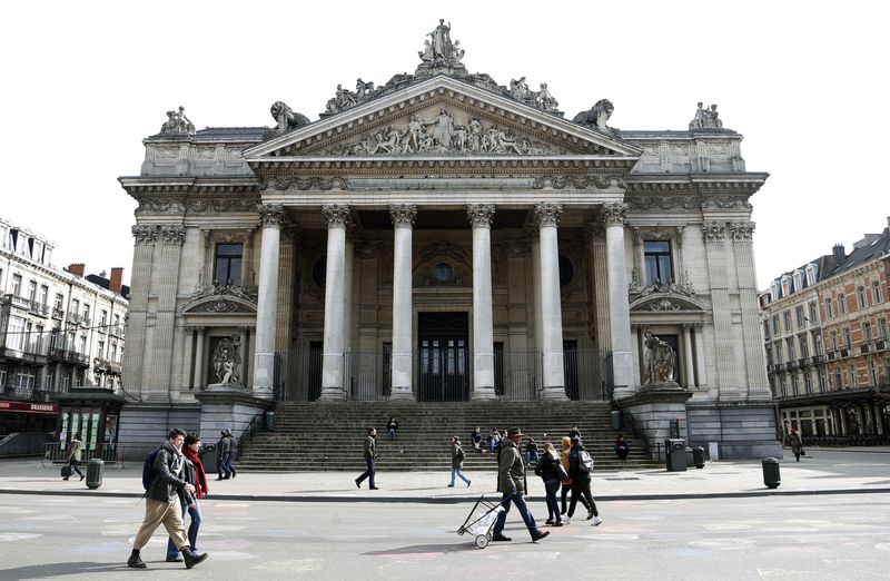 &copy; Reuters. Des personnes passent devant la Bourse de Bruxelles, Belgique. /Photo d'archive/REUTERS/Francois Lenoir
