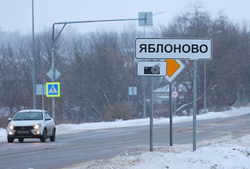 &copy; Reuters. FOTO DE ARCHIVO. Una señal de tráfico con el nombre del pueblo de Yablonovo cerca del lugar donde se estrelló el avión de transporte militar ruso Ilyushin Il-76 en la región de Bélgorod, Rusia. 24 de enero de 2024. REUTERS/Stringer