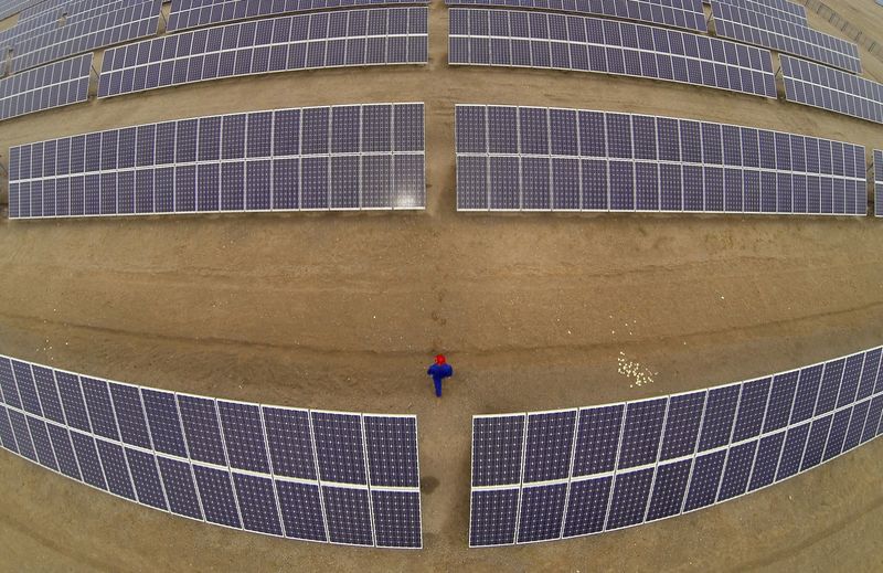&copy; Reuters. A worker inspects solar panels at a solar farm in Dunhuang, 950km (590 miles) northwest of Lanzhou, Gansu Province September 16, 2013. REUTERS/Carlos Barria/File Photo