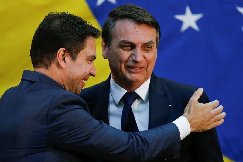&copy; Reuters. Então presidente Jair Bolsonaro com Alexandre Ramagem em sua posse como diretor da Abin, em Brasília
11/07/2019
REUTERS/Adriano Machado