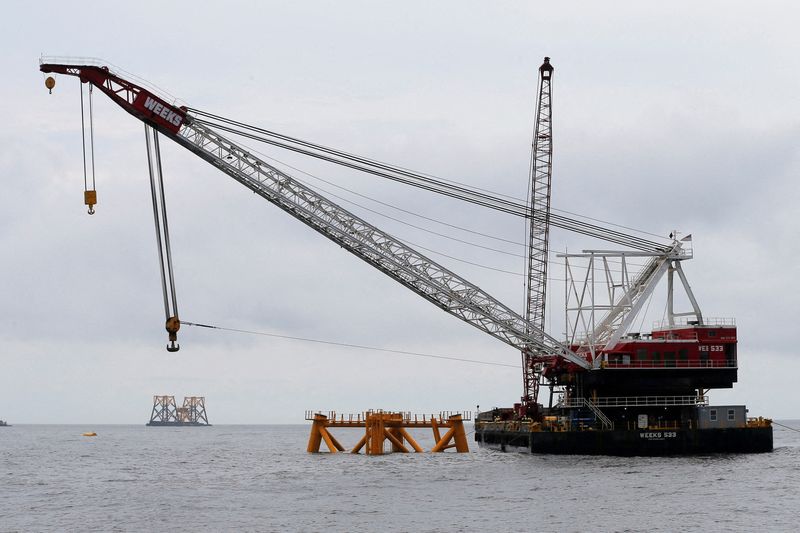 &copy; Reuters. FILE PHOTO: A construction barge and crane float next to the first jacket (C) installed to support a turbine for a wind farm in the waters of the Atlantic Ocean off Block Island, Rhode Island July 27, 2015. REUTERS/Brian Snyder/File Photo