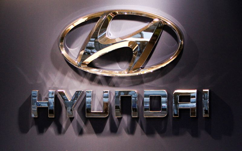 &copy; Reuters. Un logo Hyundai dans une salle d'exposition à Budapest. /Photo d'archive/REUTERS/Bernadett Shabo/