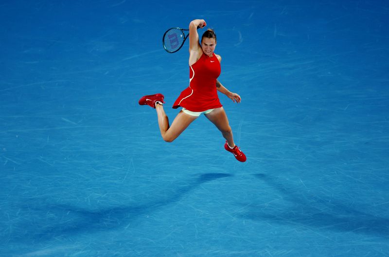 © Reuters. أرينا سبالينكا لاعبة روسيا البيضاء خلال مباراتها أمام الأمريكية كوكو جوف في بطولة أستراليا المفتوحة للتنس في ملبورن يوم الخميس. تصوير: إدجار سو - رويترز