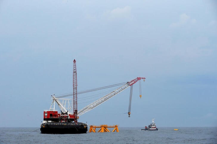 © Reuters. A crane hangs over the first jacket support structure installed to support a turbine for a wind farm in the waters of the Atlantic Ocean off Block Island, Rhode Island July 27, 2015. REUTERS/Brian Snyder