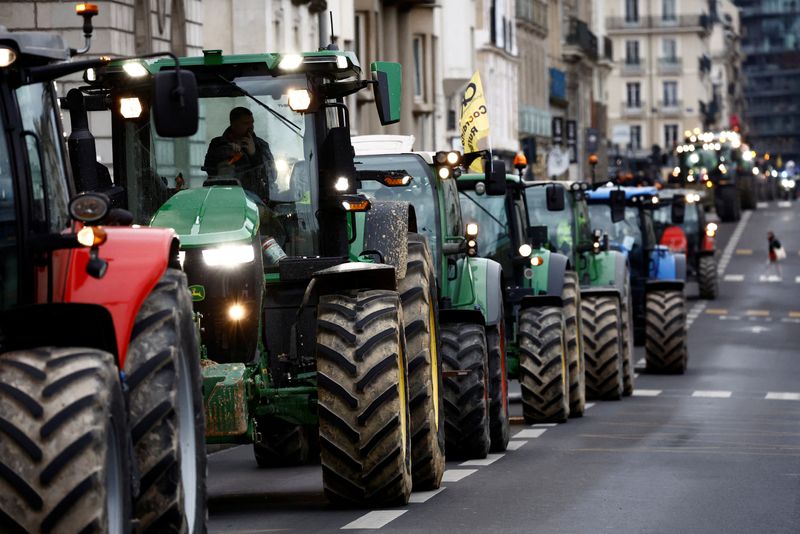 © Reuters. French farmers drive their tractors during a demonstration to protest over price pressures, taxes and green regulation, grievances shared by farmers across Europe, in Rennes, Brittany, France, January 25, 2024. REUTERS/Stephane Mahe
