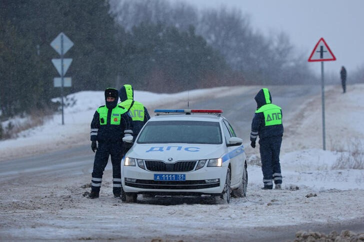 &copy; Reuters. Varios policías vigilan una carretera cercana al lugar en que cayó un avión militar de transporte Ilyushin Il-76, al exterior de la localidad de Yablonovo, en la región de Belgorod, Rusia. 24 enero 2024. REUTERS/Stringer