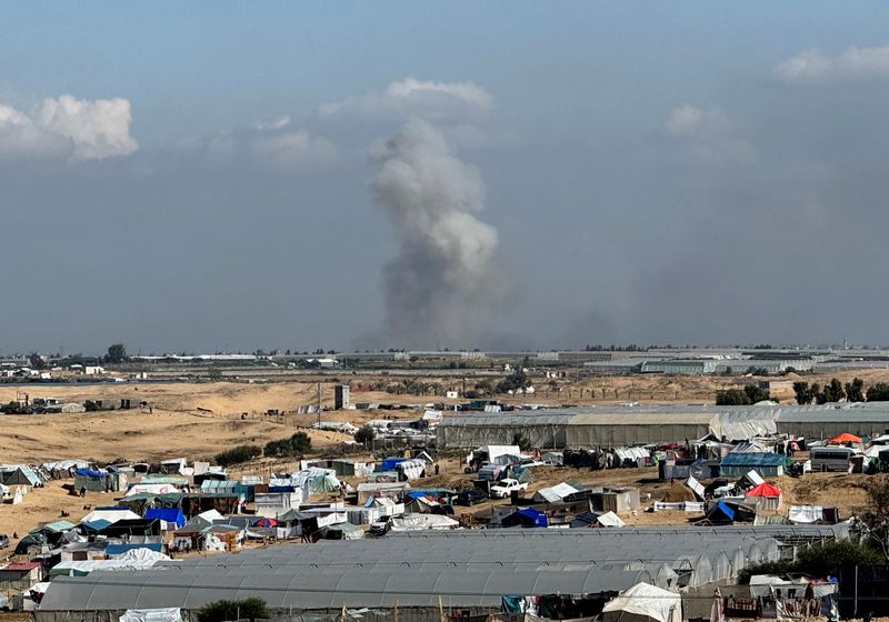 &copy; Reuters. دخان يتصاعد خلال عملية عسكرية إسرائيلية في خان يونس يمكن  رؤيته من رفح في جنوب غزة يوم الخميس. تصوير: بسام مسعود - رويترز