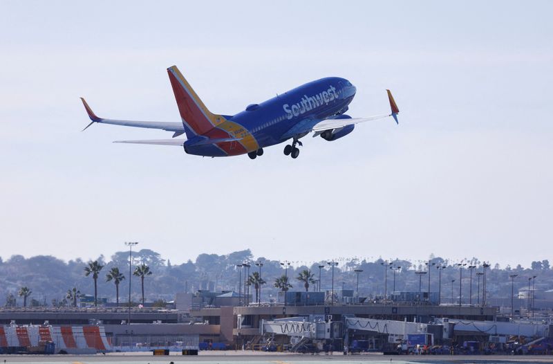 &copy; Reuters. Un vol de Southwest décolle de l'aéroport international de San Diego, Californie, États-Unis. /Photo prise le 3 février 2023.REUTERS/Mike Blake/File Photo