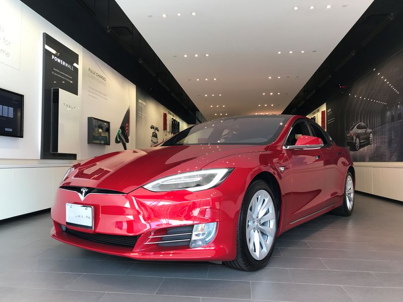 &copy; Reuters. Um veículo Model S da Tesla em um showroom in Santa Mônica, Califórnia, EUA
04/01/20218
REUTERS/Lucy Nicholson/File Photo