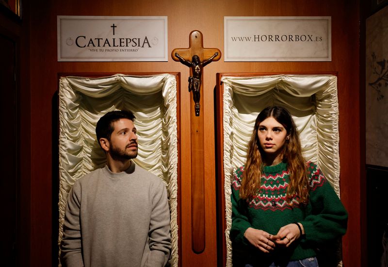 &copy; Reuters. Carlos Granedo e Miriam Castella participam do "escape room" Catalepsy, em Barcelona, na Espanha
18/01/2024
REUTERS/ Albert Gea