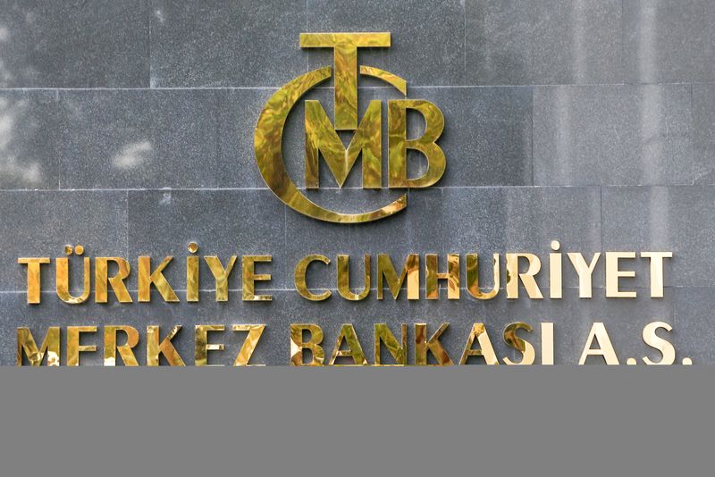 &copy; Reuters. شعار البنك المركزي التركي على مدخل البنك في أنقرة بصورة من أرشيف رويترز.