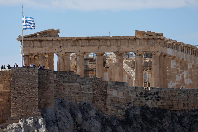 &copy; Reuters. La bandera griega ondea frente al templo del Partenón, en la Acrópolis de Atenas, Grecia. 29 noviembre 2023. REUTERS/Louisa Gouliamaki