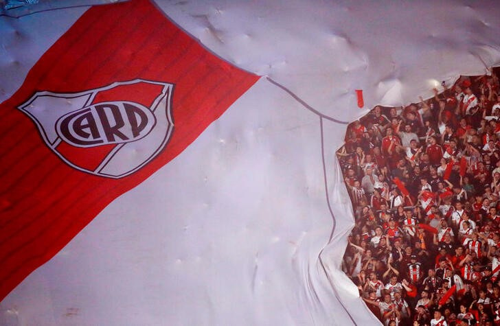 © Reuters. Imagen de archivo de hinchas de River Plate antes de un partido de Copa Libertadores contra Internacional en el Estadio Monumental, Buenos Aires, Argentina. 1 agosto 2023. REUTERS/Agustín Marcarián