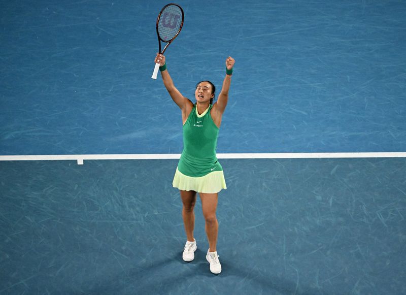 &copy; Reuters. الصينية تشينغ قينوين تحتفل بفوزها على الأوكرانية ديانا ياستريمسكا وتأهلها لنهائي بطولة أستراليا المفتوحة‭ ‬للتنس بملبورن يوم الخميس. تصو