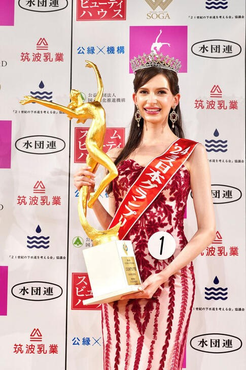 &copy; Reuters. Foto de archivo de Karolina Shiino, posando con el trofeo a ganadora del concurso Miss Japón, en Tokio. 
Ene  22, 2024. Miss Japan Association/Handout via REUTERS 
CRÉDITO OBLIGATORIO