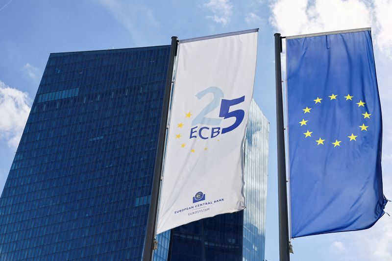 &copy; Reuters. Une vue montre le drapeau de la Banque centrale européenne (BCE) et le drapeau de l'Union européenne devant le bâtiment de la BCE, le jour de la conférence de presse mensuelle suivant la réunion de politique monétaire de la BCE à Francfort, en Alle