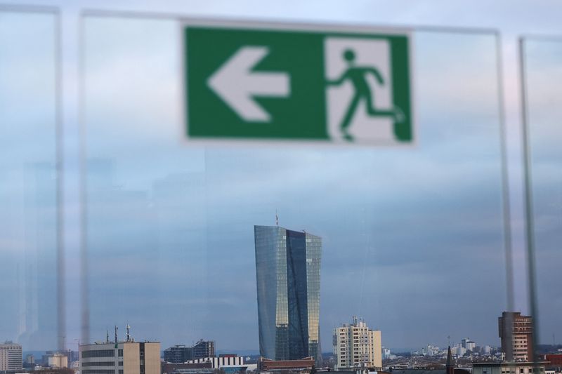 © Reuters. The building of the European Central Bank (ECB) appears behind an emergency sign in Frankfurt, Germany, December 2, 2023. REUTERS/Wolfgang Rattay/ File Photo