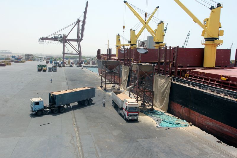 &copy; Reuters. سفينة تفرغ حمولة من الحبوب في ميناء الحديدة باليمن في صورة من أرشيف رويترز.