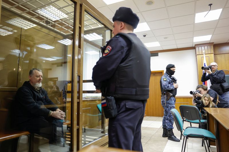 &copy; Reuters. Igor Girkin, que acusa o presidente do país, Vladimir Putin, de fracassar na guerra contra a Ucrânia, dentro de cela de vidro em tribunal durante julgamento
25/01/2024
REUTERS/Maxim Shemetov