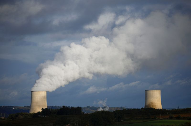 &copy; Reuters. Tours de refroidissement de la centrale nucléaire d'Électricité de France (EDF), à Golfech, France. /Photo prise le 9 novembre 2023/REUTERS/Stephane Mahé
