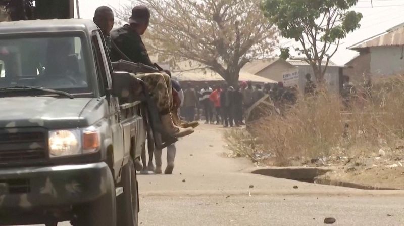 © Reuters. قوات الأمن النيجرية يجوبون الشوارع بينما يتصاعد العنف في مدينة مانجو بولاية بلاتو يوم الخميس في صورة مأخوذة من مقطع مصور لتلفزيون رويترز.