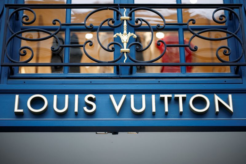 &copy; Reuters. Il logo Louis Vuitton presso una boutique gestita da LVMH a Parigi. REUTERS/Benoit Tessier