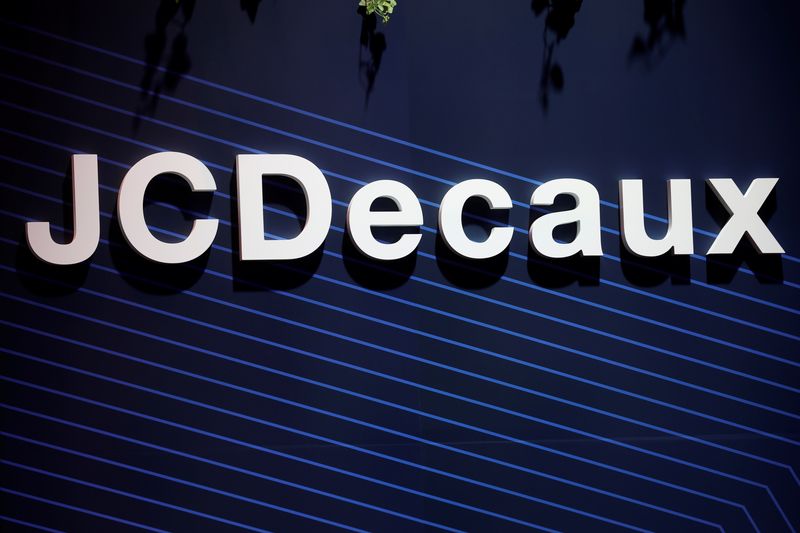 &copy; Reuters. Un logo de JCDecaux dans son espace d'exposition, lors de la conférence Viva Technology au parc des expositions de la Porte de Versailles à Paris, France. /Photo prise June 16, 2022/REUTERS/Benoit Tessier