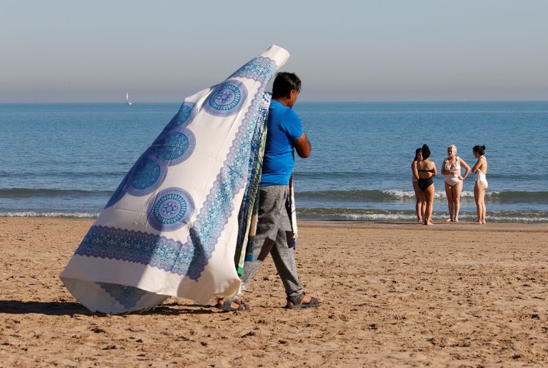 &copy; Reuters. Ajmad, de 35 años, un vendedor de toallas de origen paquistaní, camina por la playa de la Mavarrosa, en Valencia, España 25 de enero de 2024 REUTERS/Eva Manez  