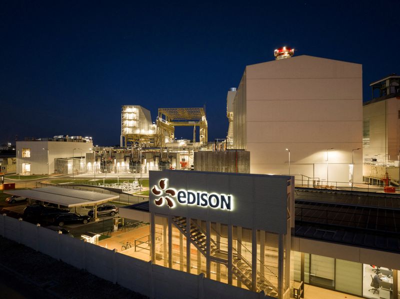 &copy; Reuters. Il logo Edison presso una centrale termoelettrica a Marghera. Edison/Handout via REUTERS 