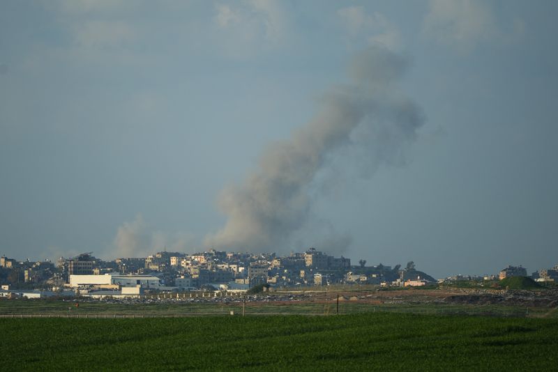&copy; Reuters. Humo por una explosión en Gaza, en medio del actual conflicto entre Israel y el grupo islamista palestino Hamás, visto desde Israel. 25 de enero de 2024. REUTERS/Alexandre Meneghini