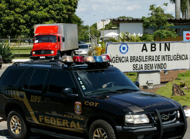 &copy; Reuters. Carro da Polícia Federal em frente à sede da Abin, em Brasília
21/12/2005
REUTERS/Jamil Bittar