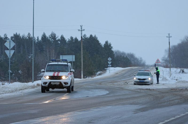 &copy; Reuters. Un vehículo del Ministerio de Emergencias de Rusia circula por una carretera cerca del lugar donde se estrelló el avión de transporte militar ruso Ilyushin Il-76 a las afueras del pueblo de Yablonovo en la región de Belgorod, Rusia, 24 de enero de 202