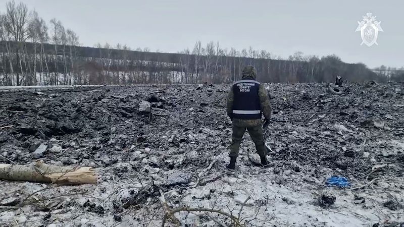 © Reuters. A view shows the crash site of the Russian Ilyushin Il-76 military transport plane near the village of Yablonovo in the Belgorod region, Russia, in this still image from video published January 25, 2024. Russian Investigative Committee/Handout via REUTERS 