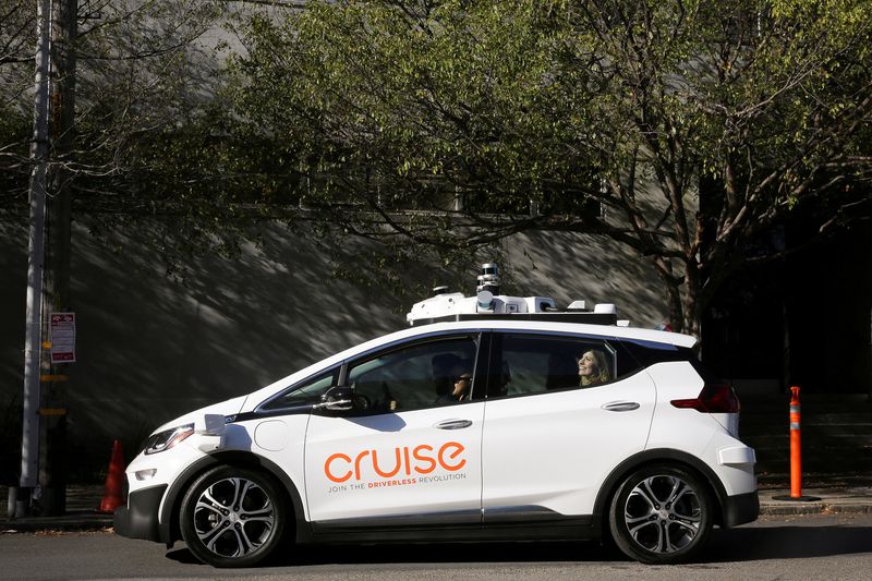 © Reuters. FILE PHOTO: A woman smiles in the back seat of a self-driving Chevy Bolt EV car during a media event by Cruise, GM’s autonomous car unit,  in San Francisco, California, U.S. November 28, 2017. REUTERS/Elijah Nouvelage/File Photo