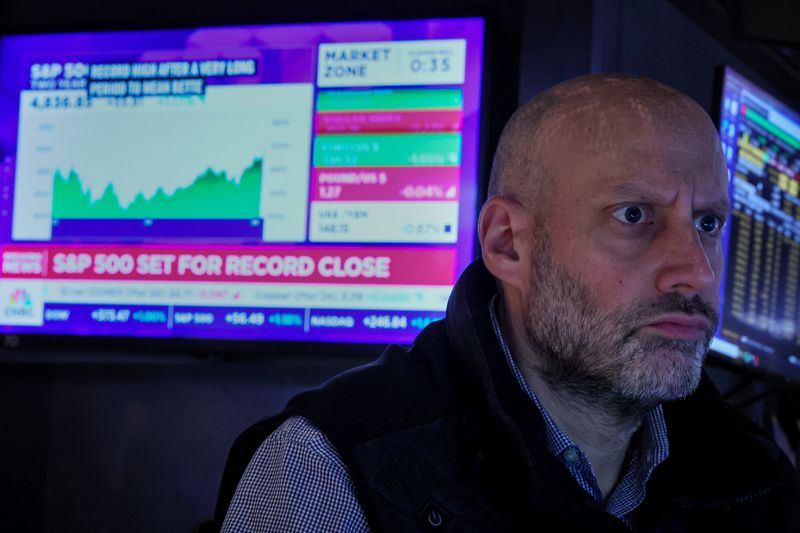 © Reuters. A trader works inside a trading post on the floor at the New York Stock Exchange (NYSE) in New York City, U.S., January 19, 2024.  REUTERS/Brendan McDermid