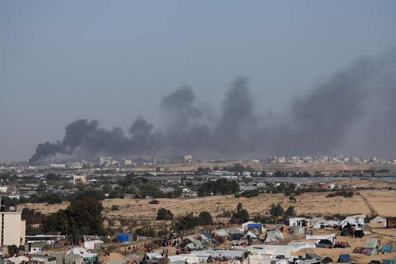 &copy; Reuters. دخان يتصاعد خلال عملية برية إسرائيلية في خان يونس كما يظهر من رفح جنوب قطاع غزة يوم 22 يناير كانون الثاني 2024. تصوير: إبراهيم أبو مصطفى - رويترز.