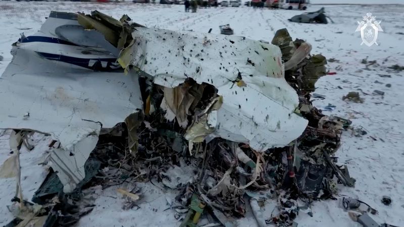 &copy; Reuters. Destroços do avião de transporte militar russo Ilyushin Il-76 perto da vila de Yablonovo, na região de Belgorod, na Rússia, em imagem retirada de vídeo 
25/01/2024
Comitê de Investigação da Rússia/ Divulgação via REUTERS