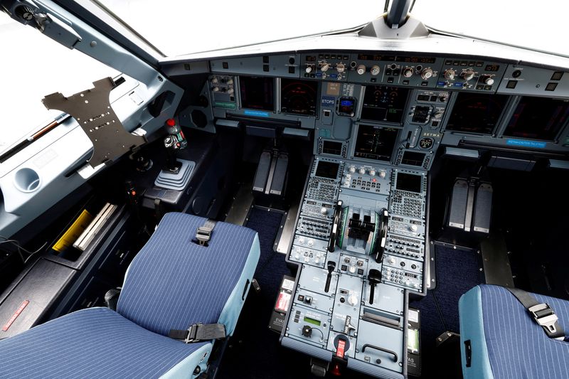 &copy; Reuters. FILE PHOTO: View of flight controls in the cockpit of a JetBlue Airbus A321LR is pictured at the 54th International Paris Air Show at Le Bourget Airport near Paris, France, June 20, 2023. REUTERS/Benoit Tessier/File Photo