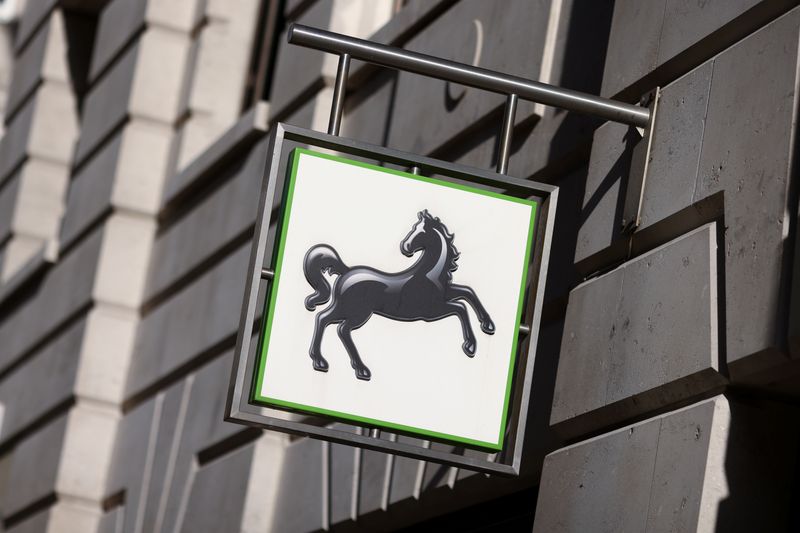&copy; Reuters.  １月２５日、英ロイズ銀行は、国内の各支店において約１６００人を削減する。ロンドンの同銀店舗で２０２１年１０月撮影（２０２４年　ロイター/Tom Nicholson）