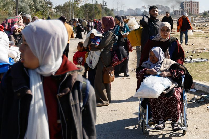 &copy; Reuters. Palestinos fogem de Khan Younis, no sul da Faixa de Gaza
25/01/2024
REUTERS/Ibraheem Abu Mustafa