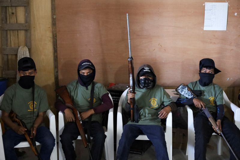 &copy; Reuters. Crianças seguram rifles antes de cerimônia para ingressar nas fileiras da polícia comunitária, poucos dias após grupo armado sequestrar quatro pessoas da comunidade, em Ayahualtempa, Estado de Guerrero, México
24/01/2024
REUTERS/Stringer 