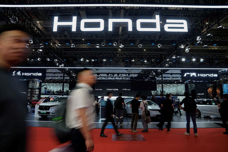 &copy; Reuters. 米ゼネラル・モーターズとホンダは２５日、デトロイト近郊の合弁工場で水素燃料電池システムの生産を開始したことを明らかにした。写真は上海の自動車ショーのホンダのブースで２０２
