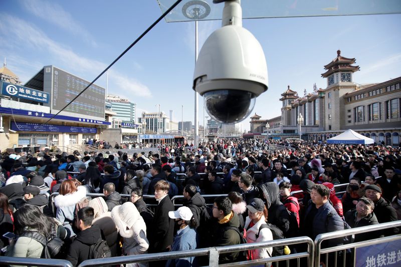 &copy; Reuters. FOTO DE ARCHIVO: Pasajeros esperan para entrar en un metro fuera de la estación de tren de Pekín, después de llegar en tren durante el ajetreo de viajes del Año Nuevo Lunar chino al finalizar las vacaciones anuales del Festival de Primavera en Pekín,