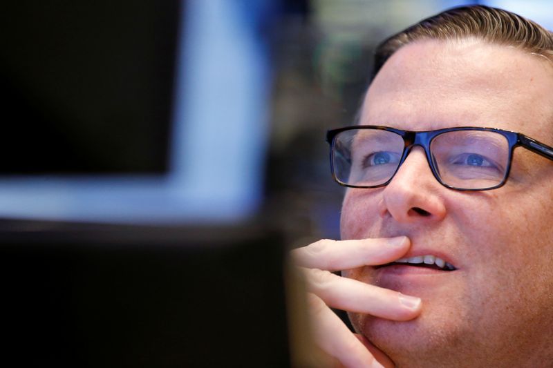 &copy; Reuters. Un trader travaille à la Bourse de New York. /Photo prise le 21 octobre 2016/REUTERS/Brendan McDermid