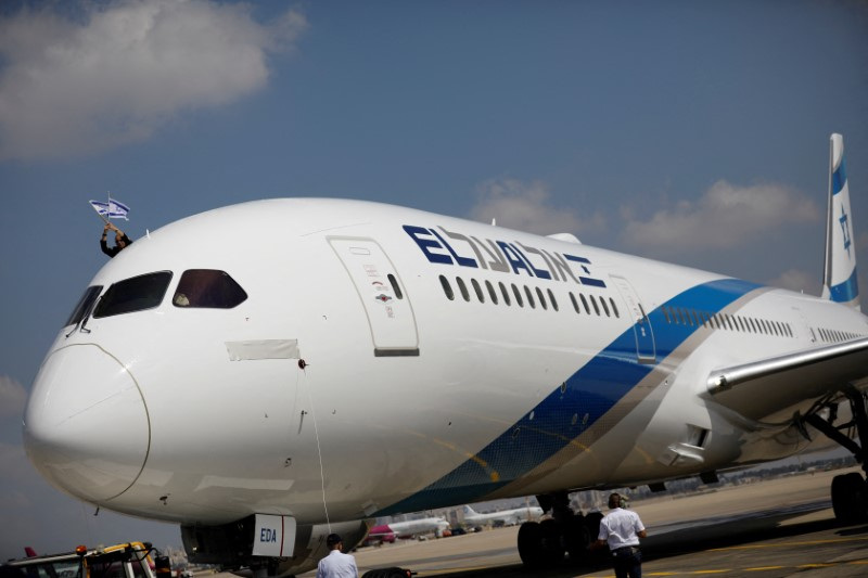 &copy; Reuters. FOTO DE ARCHIVO: Un Boeing 787 Dreamliner de la aerolínea israelí El Al aterrizando en el aeropuerto internacional Ben Gurion, cerca de Tel Aviv, Israel. 23 de agosto de 2017. REUTERS/Amir Cohen