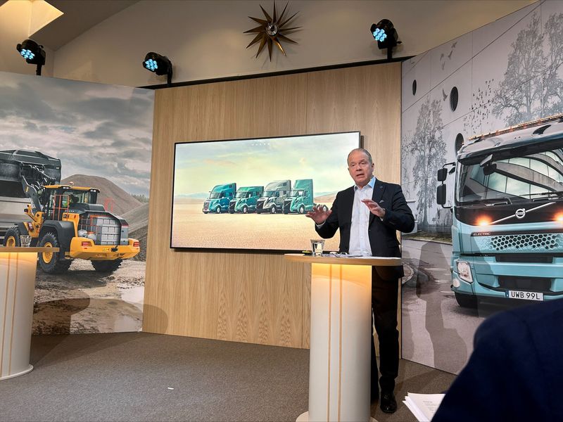 © Reuters. CEO of Volvo group Martin Lundstedt speaks to analysts and press in connection with its Q4 report,in Stockholm, Sweden, January 26, 2024. REUTERS/Marie Mannes
