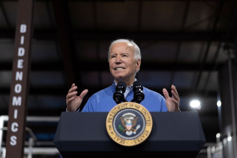 &copy; Reuters. U.S. President Joe Biden delivers remarks on his administration’s infrastructure strategy inside the Earth Rider Brewery in Superior, Wisconsin, U.S., January 25, 2024. REUTERS/Tom Brenner