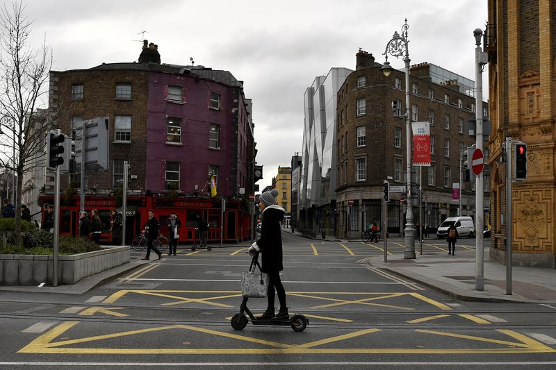 &copy; Reuters. A woman uses an electric scooter in the city centre of Dublin, Ireland, February 11, 2022. REUTERS/Clodagh Kilcoyne/ File Photo