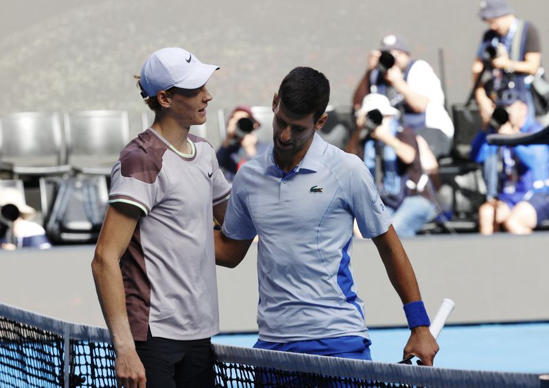 &copy; Reuters. Jannik Sinner ao lado de Novak Djokovic após derrotá-lo na semifinal do Aberto da Austrália
26/01/2024 REUTERS/Ciro De Luca